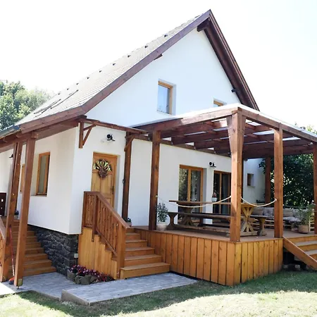 Iluska Vendeghaz 아파트 *